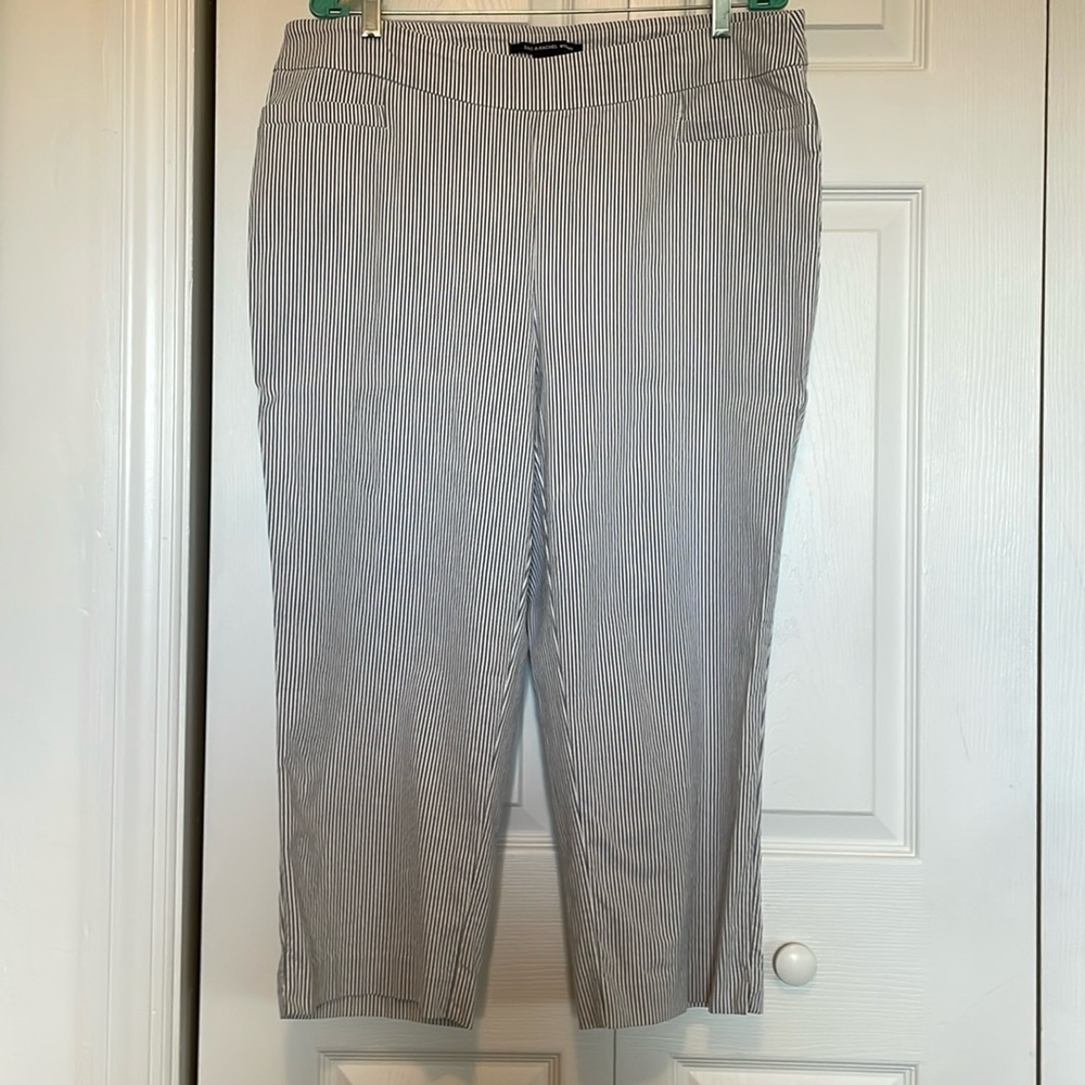 Zac & Rachel sz 16 seersucker capris. Blue & white striped. Faux pockets